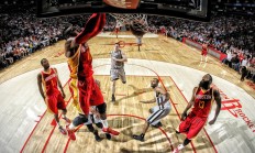 西甲四强战对决在即！山东泰山演练定位球，纽约尼克斯密集防守应对